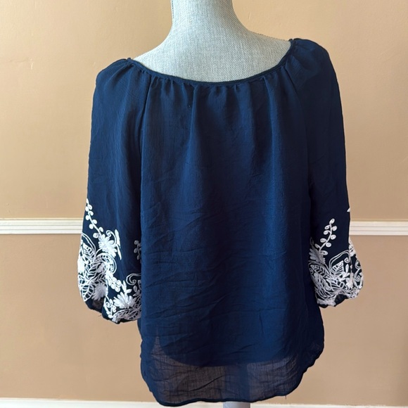 Olivia & Martin💙NAVY BLUE WITH WHITE EMBROIDERED SLEEVES TOP SIZE LARGE 🌟EUC🌟 - Picture 8 of 13